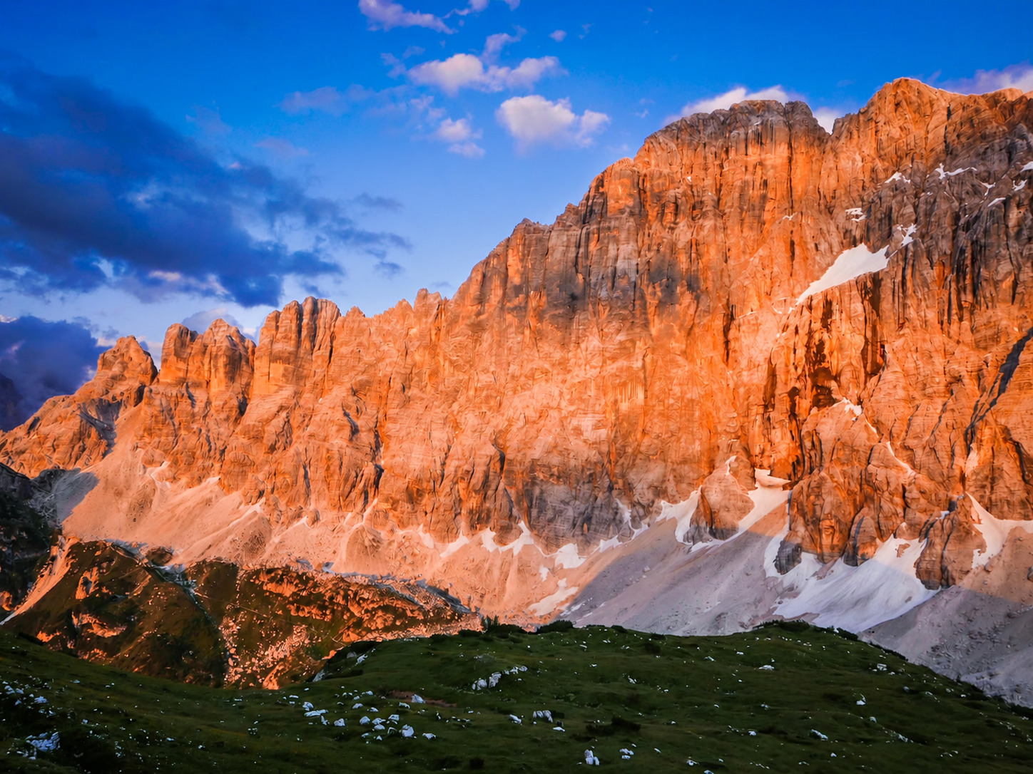 Parois des Dolomites embrasées par la lumière du soir